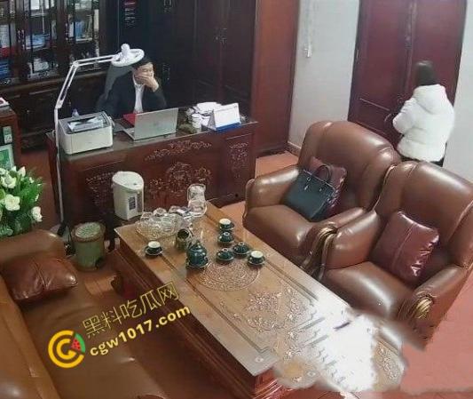 越南宁平海后校领导办公室淫乱大揭秘:校长与众美女狂野博弈!性爱视频曝光,校园内春光无限,道德沦丧!