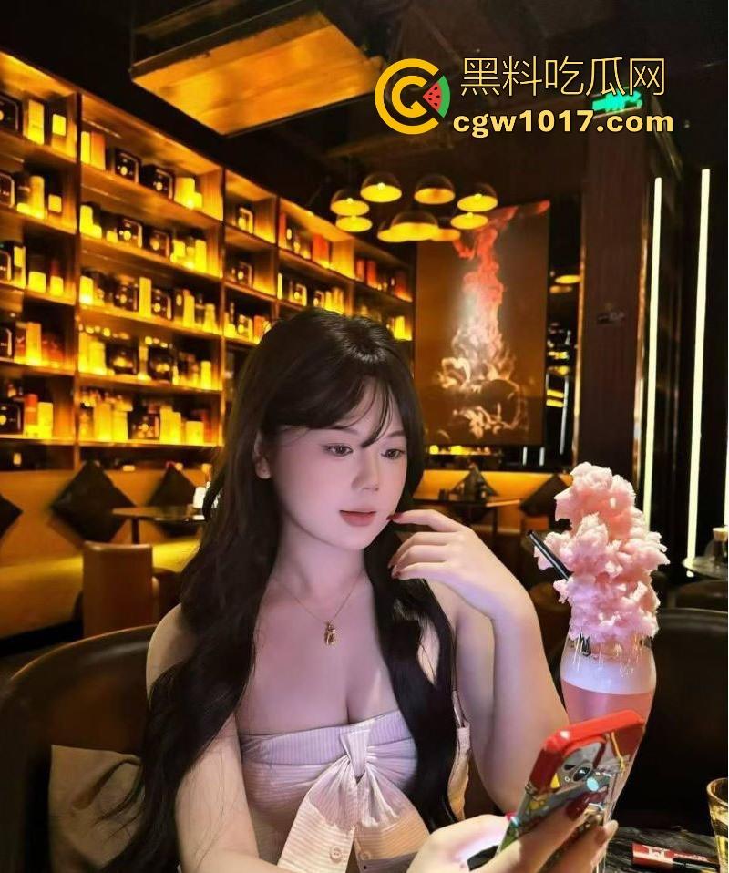 积目约炮湖南超骚小母狗,逼痒难耐寻求爸爸调教,刚到酒店就裸聊扣骚穴勾引,这不操他真是天理难容啊!