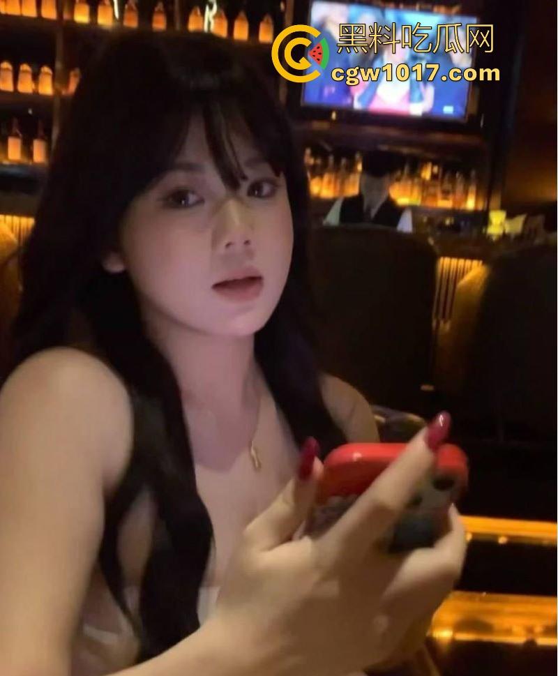 积目约炮湖南超骚小母狗,逼痒难耐寻求爸爸调教,刚到酒店就裸聊扣骚穴勾引,这不操他真是天理难容啊!