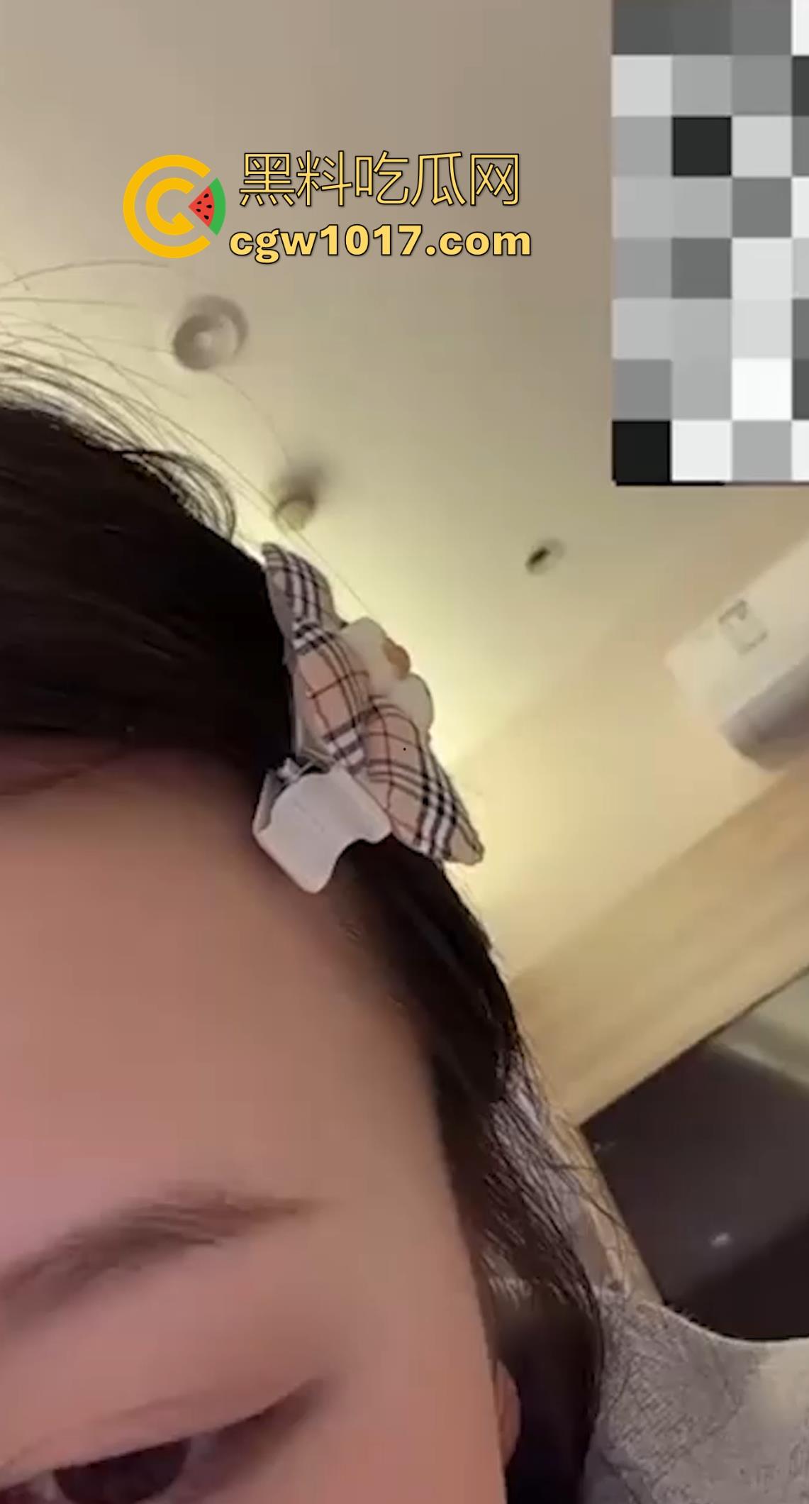 积目约炮湖南超骚小母狗,逼痒难耐寻求爸爸调教,刚到酒店就裸聊扣骚穴勾引,这不操他真是天理难容啊!