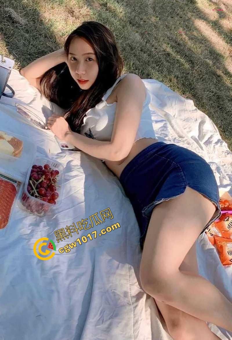 北京金融白领【韩雨婷】偷情视频爆光:日常贤妻夜间荡妇,办公室与领导交欢,深喉跪舔无下限,淫贱至极!