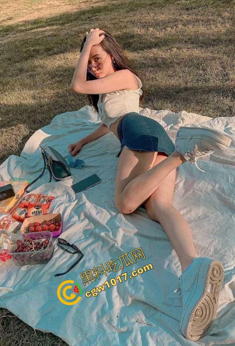 北京金融白领【韩雨婷】偷情视频爆光:日常贤妻夜间荡妇,办公室与领导交欢,深喉跪舔无下限,淫贱至极!