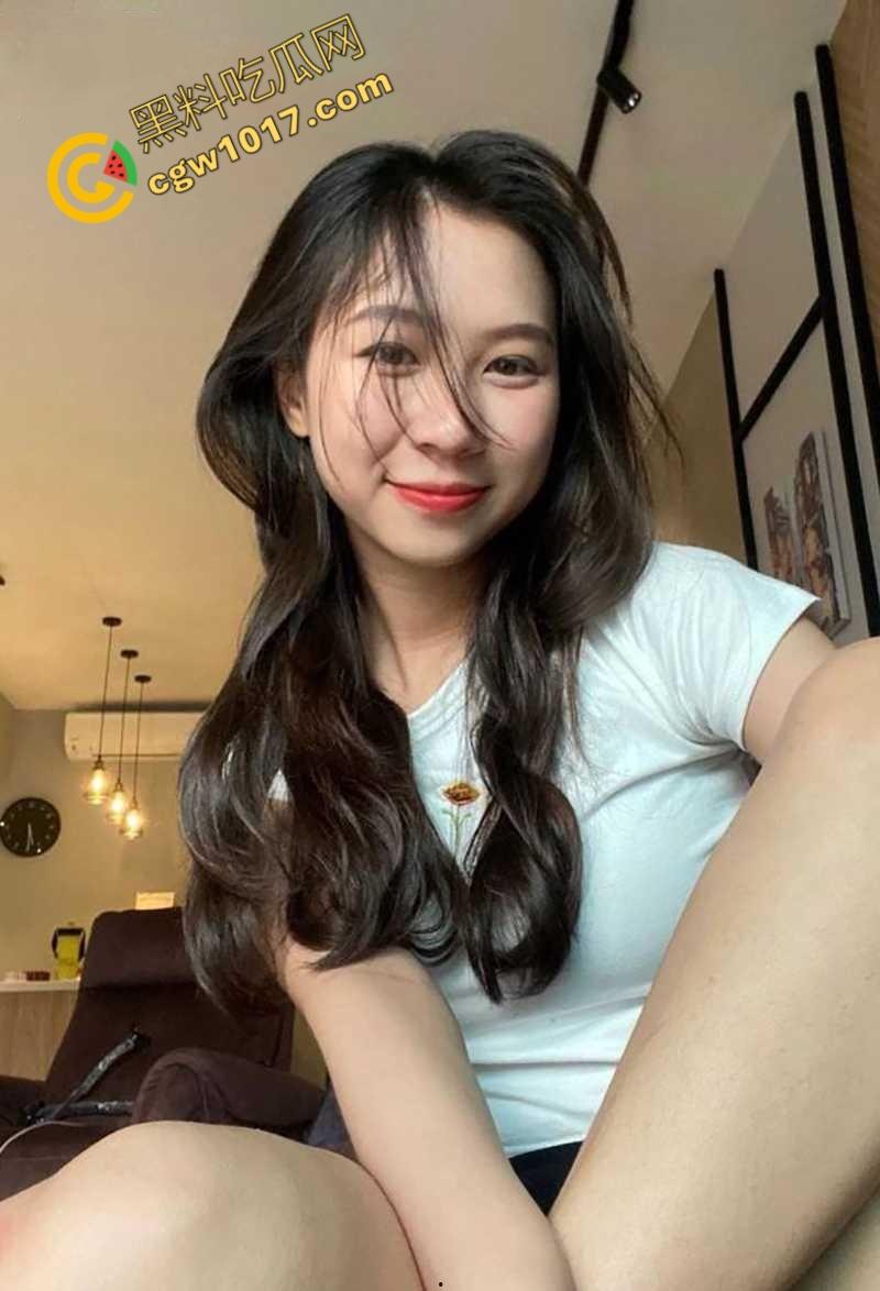 北京金融白领【韩雨婷】偷情视频爆光:日常贤妻夜间荡妇,办公室与领导交欢,深喉跪舔无下限,淫贱至极!