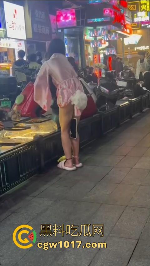 街头偶遇骚逼母狗执行主人的户外任务!齐逼短裙配透明小尾巴内裤,街头大胆露出,小骚逼玩刺激的是吧!