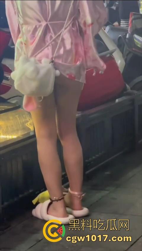 街头偶遇骚逼母狗执行主人的户外任务!齐逼短裙配透明小尾巴内裤,街头大胆露出,小骚逼玩刺激的是吧!