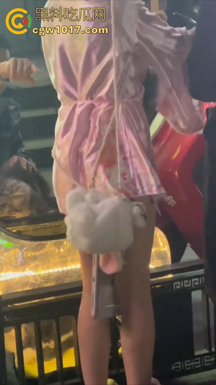 街头偶遇骚逼母狗执行主人的户外任务!齐逼短裙配透明小尾巴内裤,街头大胆露出,小骚逼玩刺激的是吧!