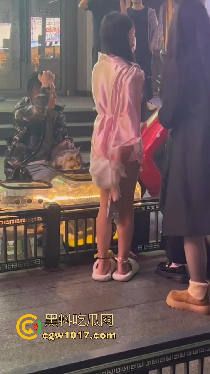 街头偶遇骚逼母狗执行主人的户外任务!齐逼短裙配透明小尾巴内裤,街头大胆露出,小骚逼玩刺激的是吧!