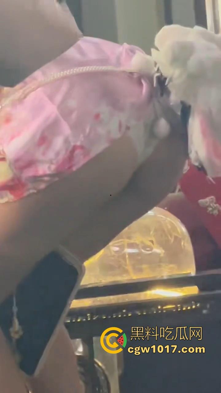 街头偶遇骚逼母狗执行主人的户外任务!齐逼短裙配透明小尾巴内裤,街头大胆露出,小骚逼玩刺激的是吧!