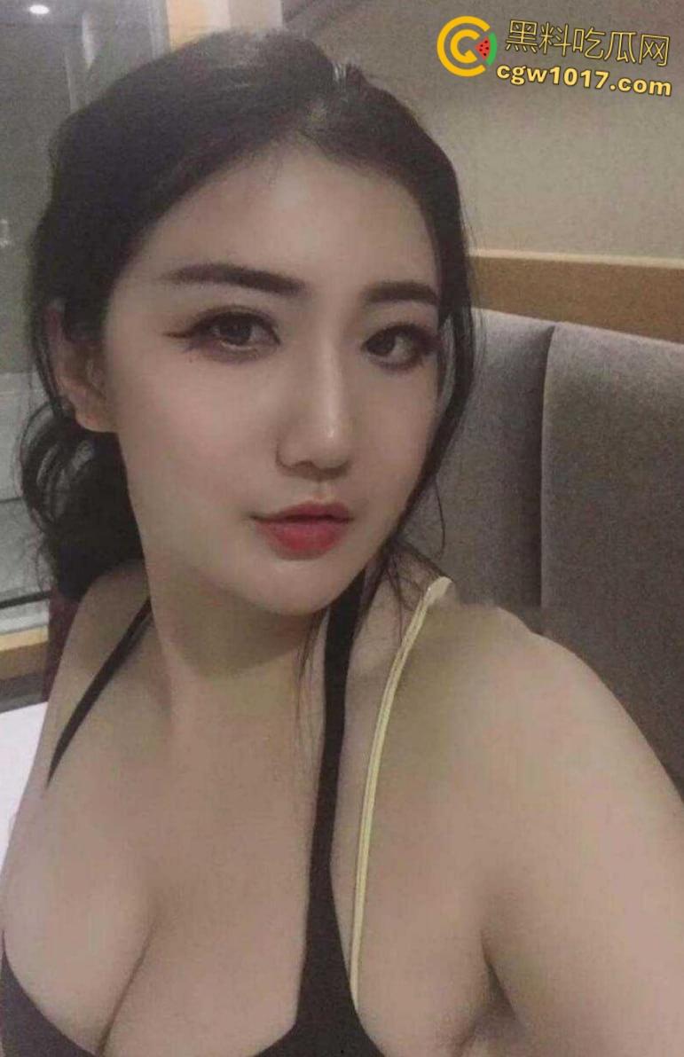 成都会计少妇【王敏洁】,反差眼镜婊下班玩露出打野战,巨乳翘臀穿着包臀裙,在会议室给上司口交 !