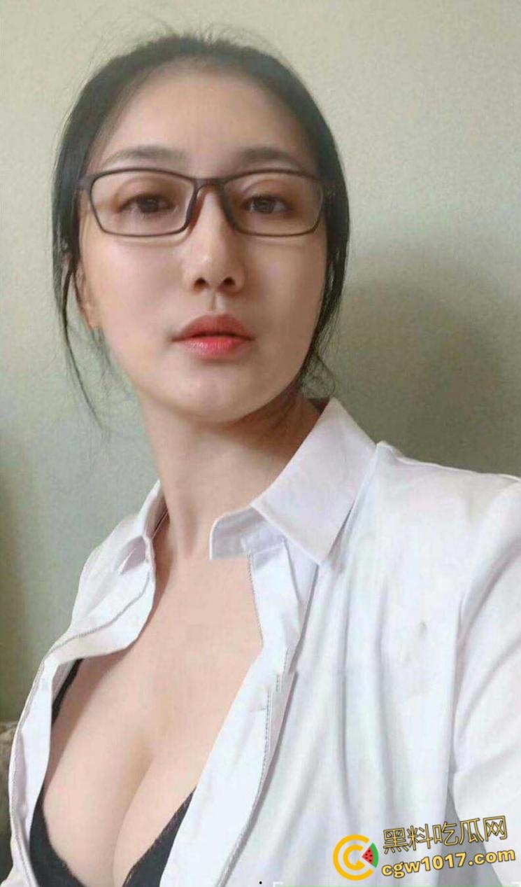 成都会计少妇【王敏洁】,反差眼镜婊下班玩露出打野战,巨乳翘臀穿着包臀裙,在会议室给上司口交 !