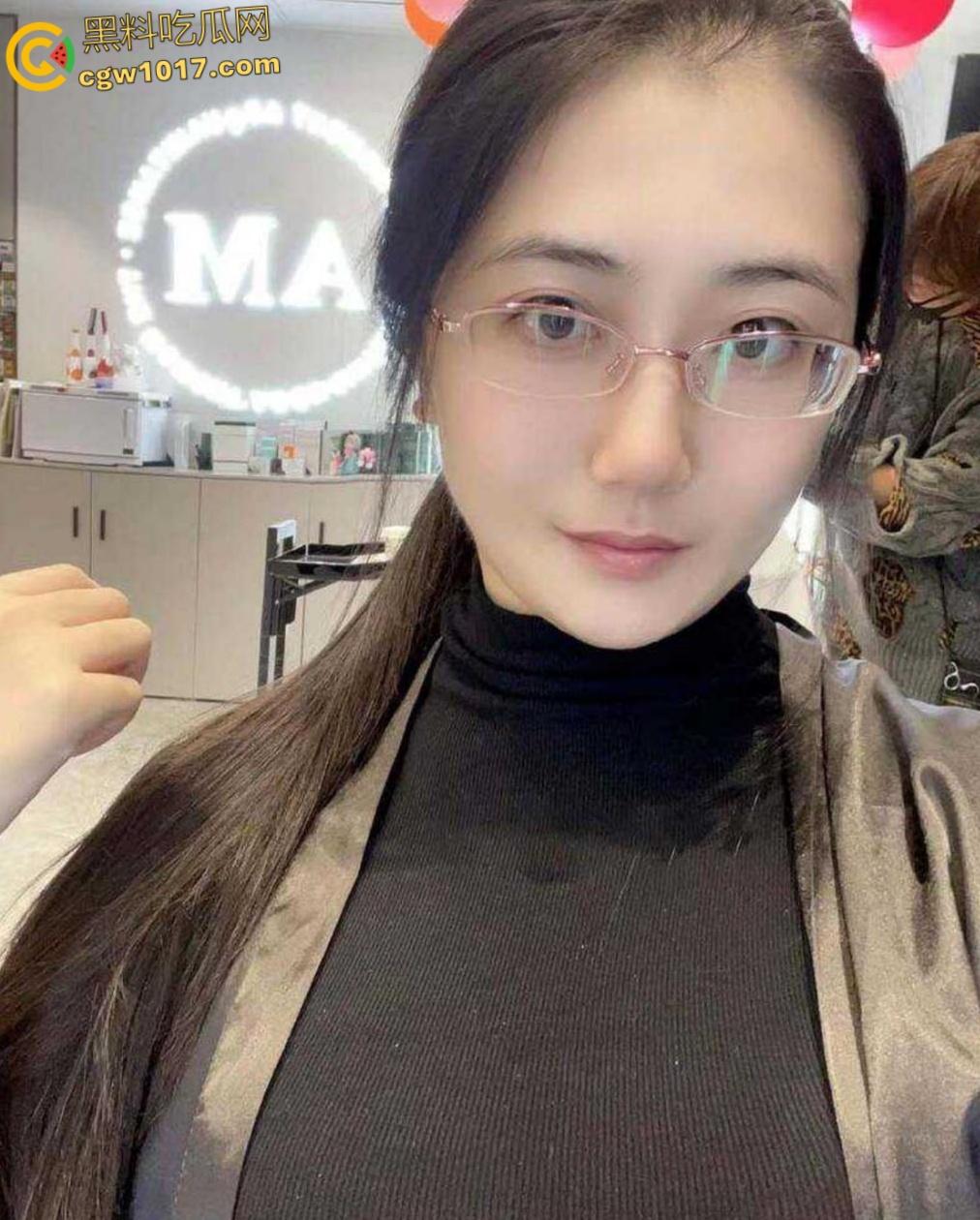 成都会计少妇【王敏洁】,反差眼镜婊下班玩露出打野战,巨乳翘臀穿着包臀裙,在会议室给上司口交 !