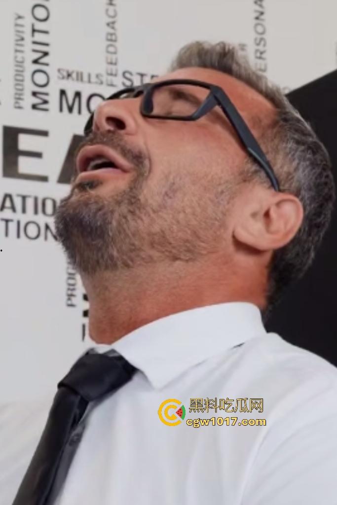 欧美职场痴女【Hailey Rose】和好友双飞上司!诱惑上司后入猛干,操着B嘴里还舔着脚,灶台都快要翻了!