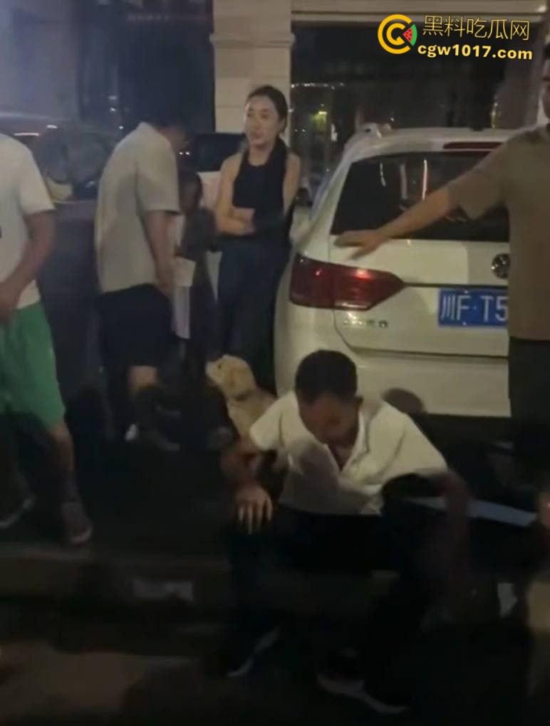 大快人心!眉山市变态每天给小妹妹转二十块钱,时机成熟约小妹妹到线下,被女孩爸爸发现后围堵爆揍!