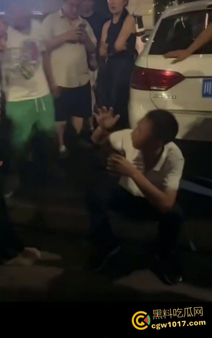 大快人心!眉山市变态每天给小妹妹转二十块钱,时机成熟约小妹妹到线下,被女孩爸爸发现后围堵爆揍!