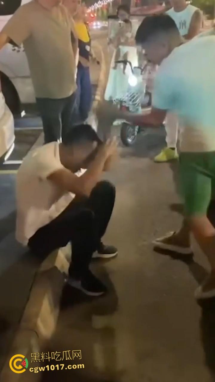 大快人心!眉山市变态每天给小妹妹转二十块钱,时机成熟约小妹妹到线下,被女孩爸爸发现后围堵爆揍!