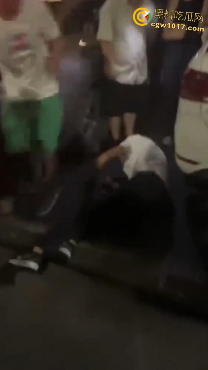 大快人心!眉山市变态每天给小妹妹转二十块钱,时机成熟约小妹妹到线下,被女孩爸爸发现后围堵爆揍!