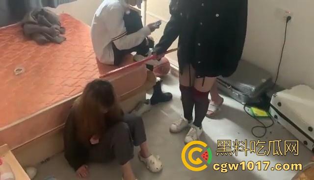 广西精神小妹霸凌现场,召集黄毛男友上门围殴殴打不听话小妹,男女混打女的打累男的上,下手真狠啊!