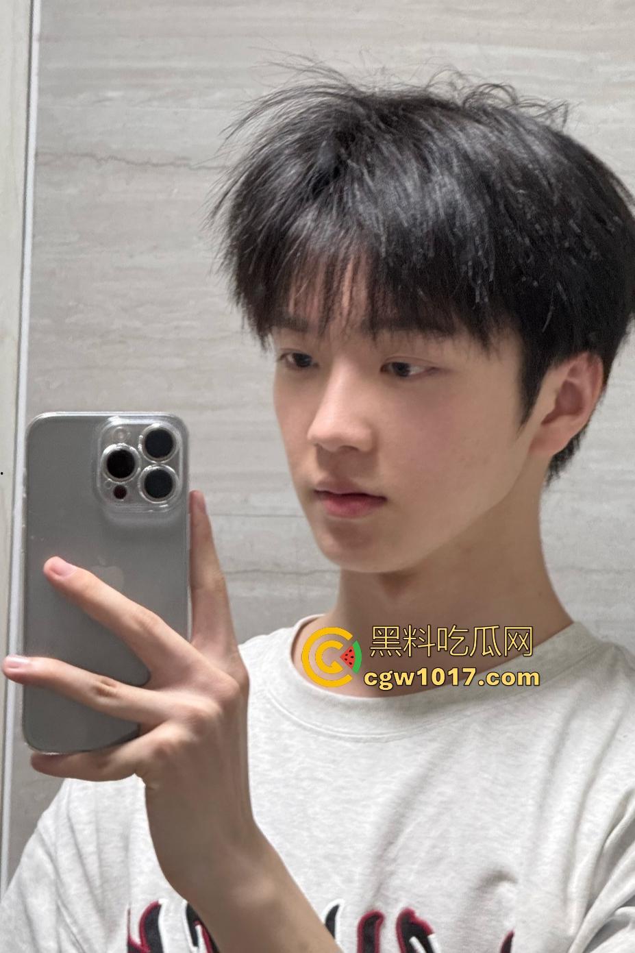 精神小伙睡兄弟对象抓奸现场挨打!偷情女友竟还用剪刀威胁男友,兄弟们气不过直接打小三嘴角出血!