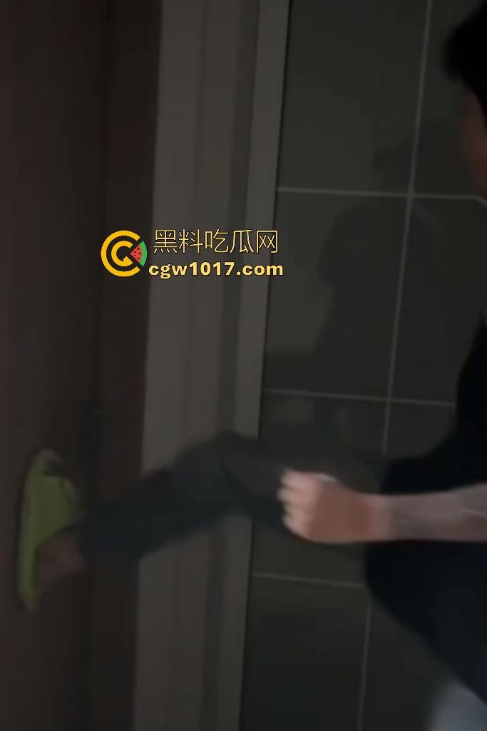 精神小伙睡兄弟对象抓奸现场挨打!偷情女友竟还用剪刀威胁男友,兄弟们气不过直接打小三嘴角出血!