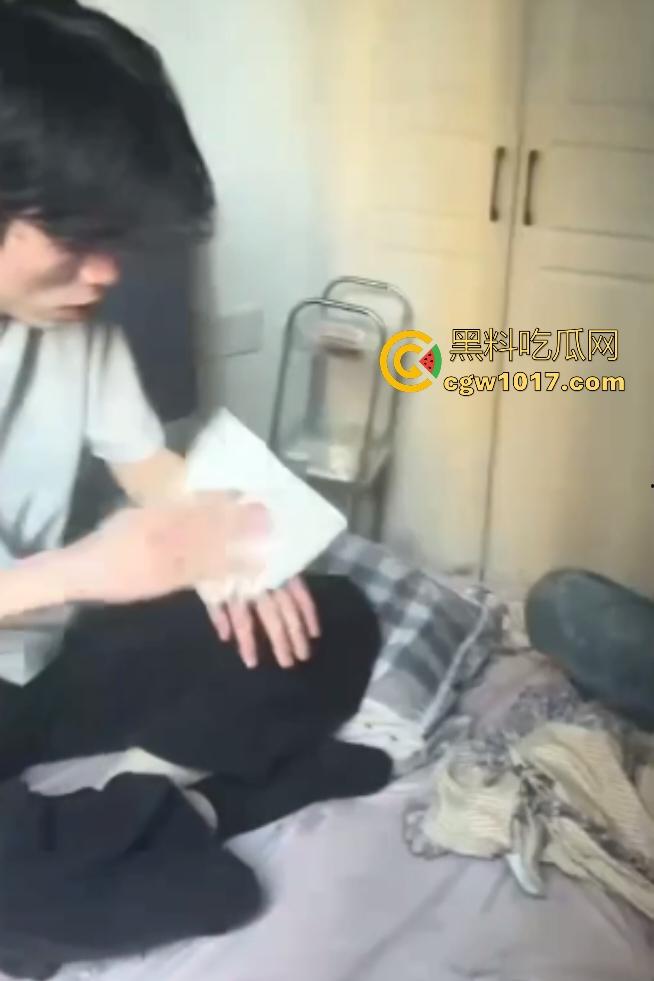 精神小伙睡兄弟对象抓奸现场挨打!偷情女友竟还用剪刀威胁男友,兄弟们气不过直接打小三嘴角出血!