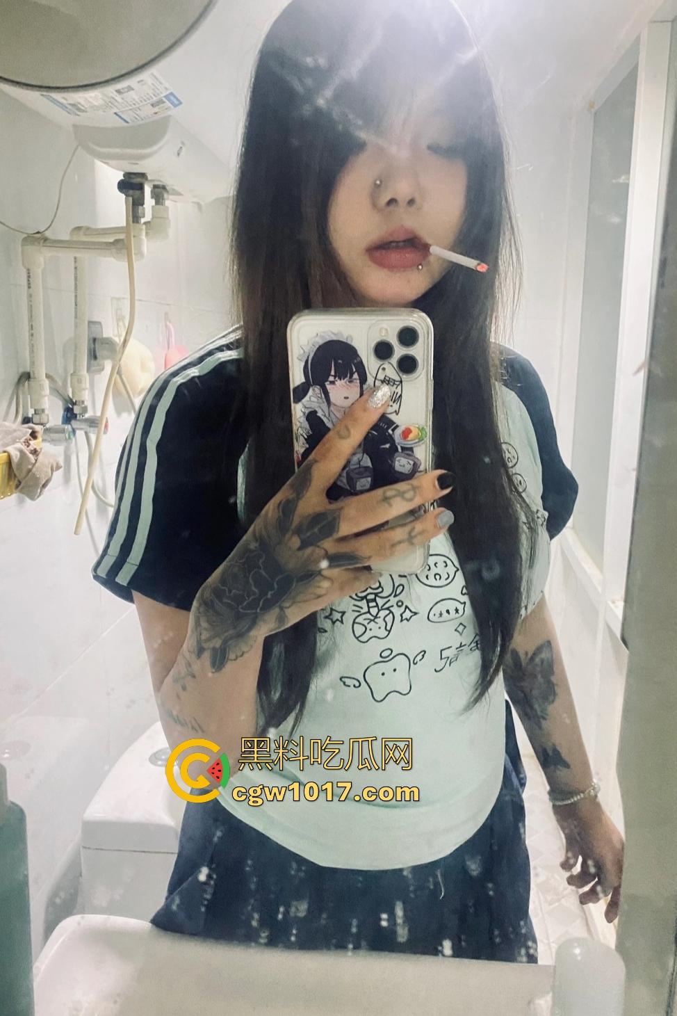 精神小伙睡兄弟对象抓奸现场挨打!偷情女友竟还用剪刀威胁男友,兄弟们气不过直接打小三嘴角出血!