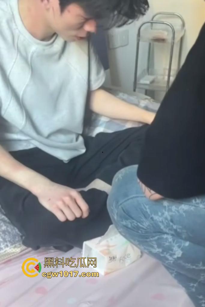 精神小伙睡兄弟对象抓奸现场挨打!偷情女友竟还用剪刀威胁男友,兄弟们气不过直接打小三嘴角出血!