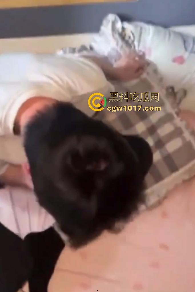 精神小伙睡兄弟对象抓奸现场挨打!偷情女友竟还用剪刀威胁男友,兄弟们气不过直接打小三嘴角出血!