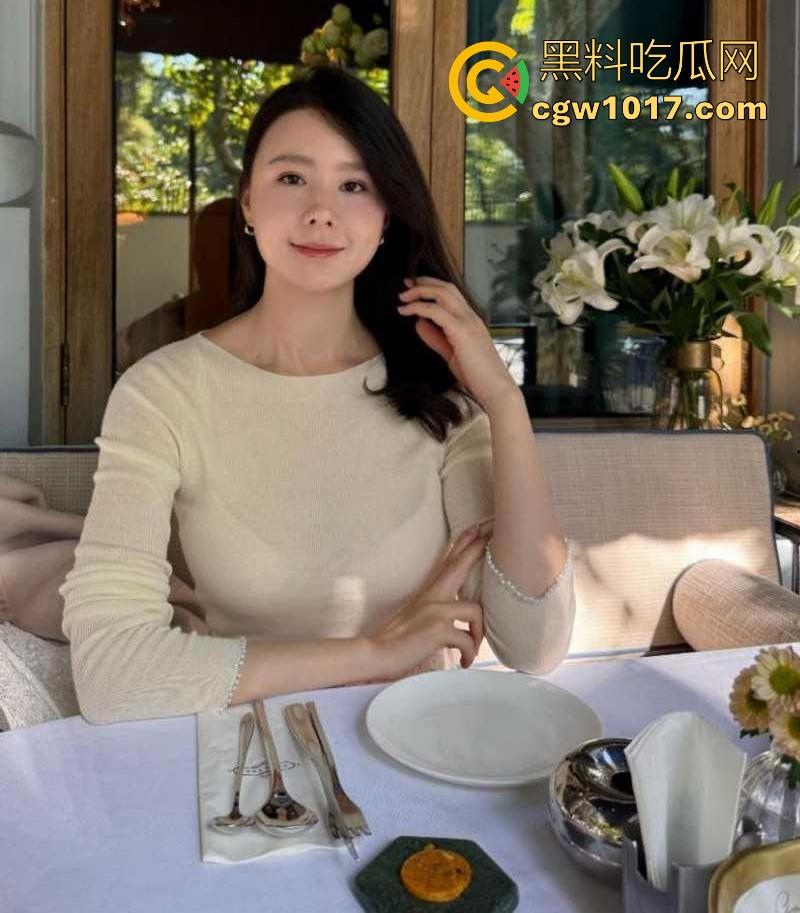 跟嫂子的刺激性爱！嫂子边跟网聊网友聊天边被操，强忍着大鸡巴的捅入，激动的高潮喷了两次，网友也听到撸射！