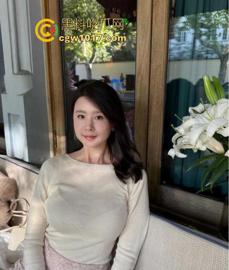 跟嫂子的刺激性爱！嫂子边跟网聊网友聊天边被操，强忍着大鸡巴的捅入，激动的高潮喷了两次，网友也听到撸射！