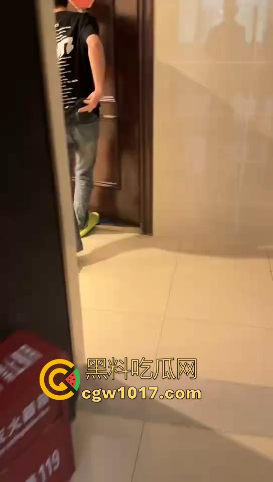 精神小伙上门捉奸！正准备脱裤子开操就遭正牌男友当场捉个正着，拳打脚踢还用菜刀架脖子上！逼没操到被打了一顿！