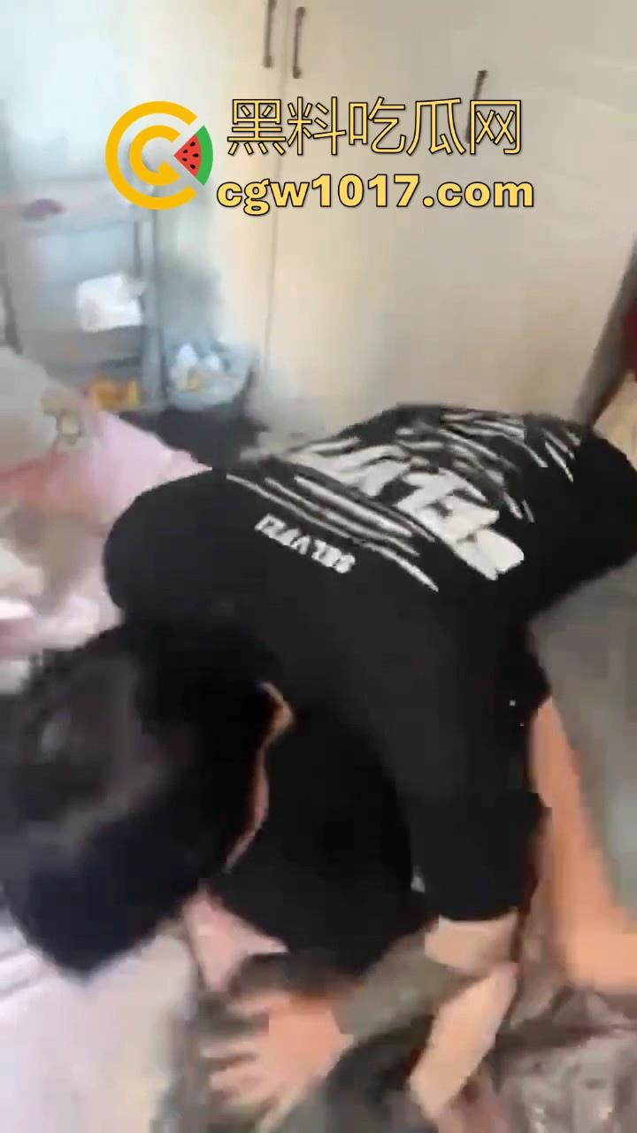 精神小伙上门捉奸!正准备脱裤子开操就遭正牌男友当场捉个正着,拳打脚踢还用菜刀架脖子上!逼没操到被打了一顿!