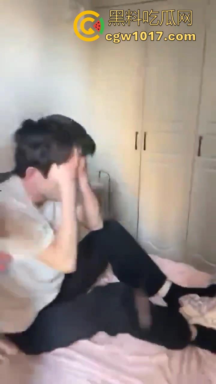 精神小伙上门捉奸!正准备脱裤子开操就遭正牌男友当场捉个正着,拳打脚踢还用菜刀架脖子上!逼没操到被打了一顿!