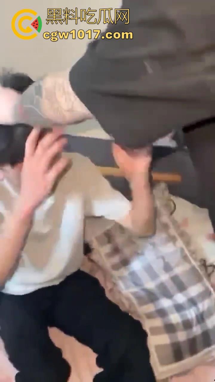 精神小伙上门捉奸!正准备脱裤子开操就遭正牌男友当场捉个正着,拳打脚踢还用菜刀架脖子上!逼没操到被打了一顿!