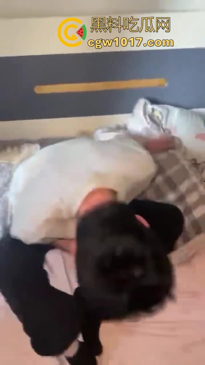 精神小伙上门捉奸!正准备脱裤子开操就遭正牌男友当场捉个正着,拳打脚踢还用菜刀架脖子上!逼没操到被打了一顿!