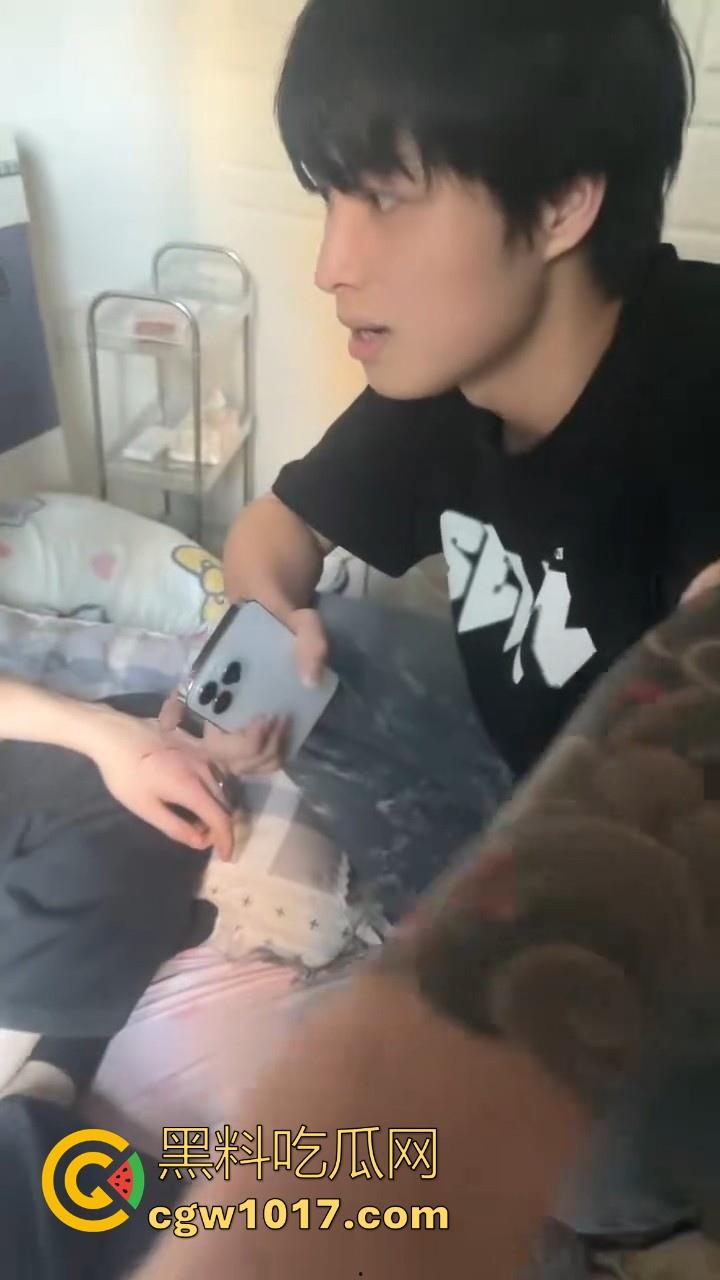 精神小伙上门捉奸!正准备脱裤子开操就遭正牌男友当场捉个正着,拳打脚踢还用菜刀架脖子上!逼没操到被打了一顿!