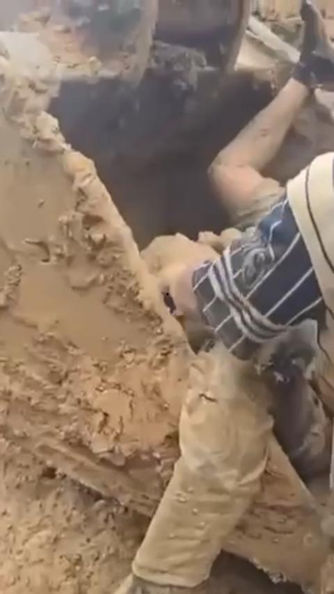 惊天摄魄!非洲刚果铜矿场坍塌惨剧:80人惨被活埋葬身矿场,挖掘机疯狂清尸,尸骨遍野!