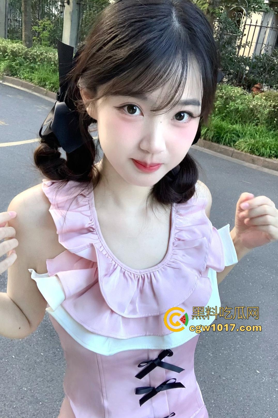 清纯JK少女用嫩足夹黄毛男友巨屌撸管,后入爆艹无毛白虎嫩穴,男的还帮舔逼,给黄毛吃到爽了!