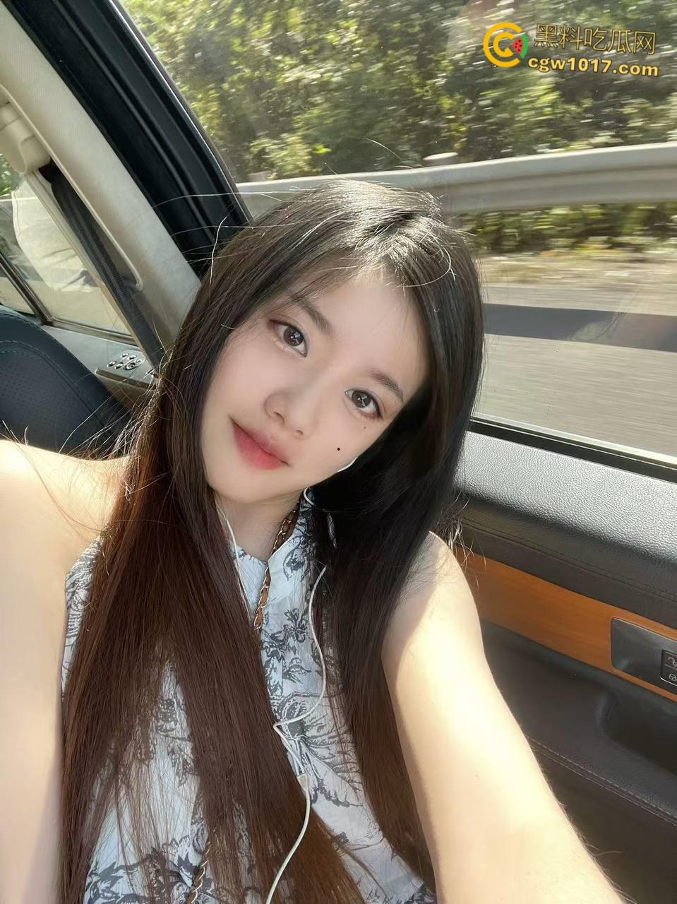 看着沙发上的性感姐姐,撕烂姐姐的丝袜猛吸嫩穴,还把鸡扒强行塞入她的嘴,极品翘臀打桩感十足 !