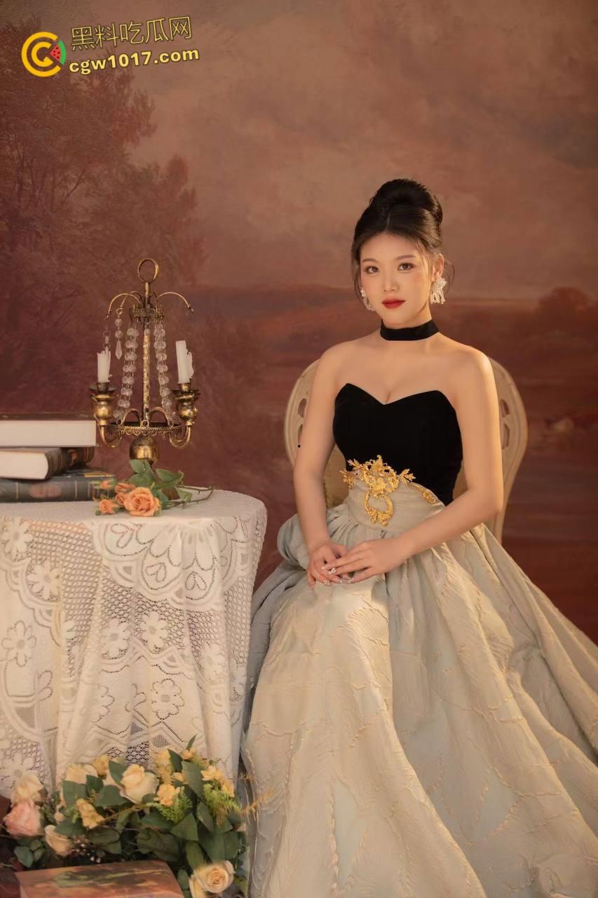 看着沙发上的性感姐姐,撕烂姐姐的丝袜猛吸嫩穴,还把鸡扒强行塞入她的嘴,极品翘臀打桩感十足 !