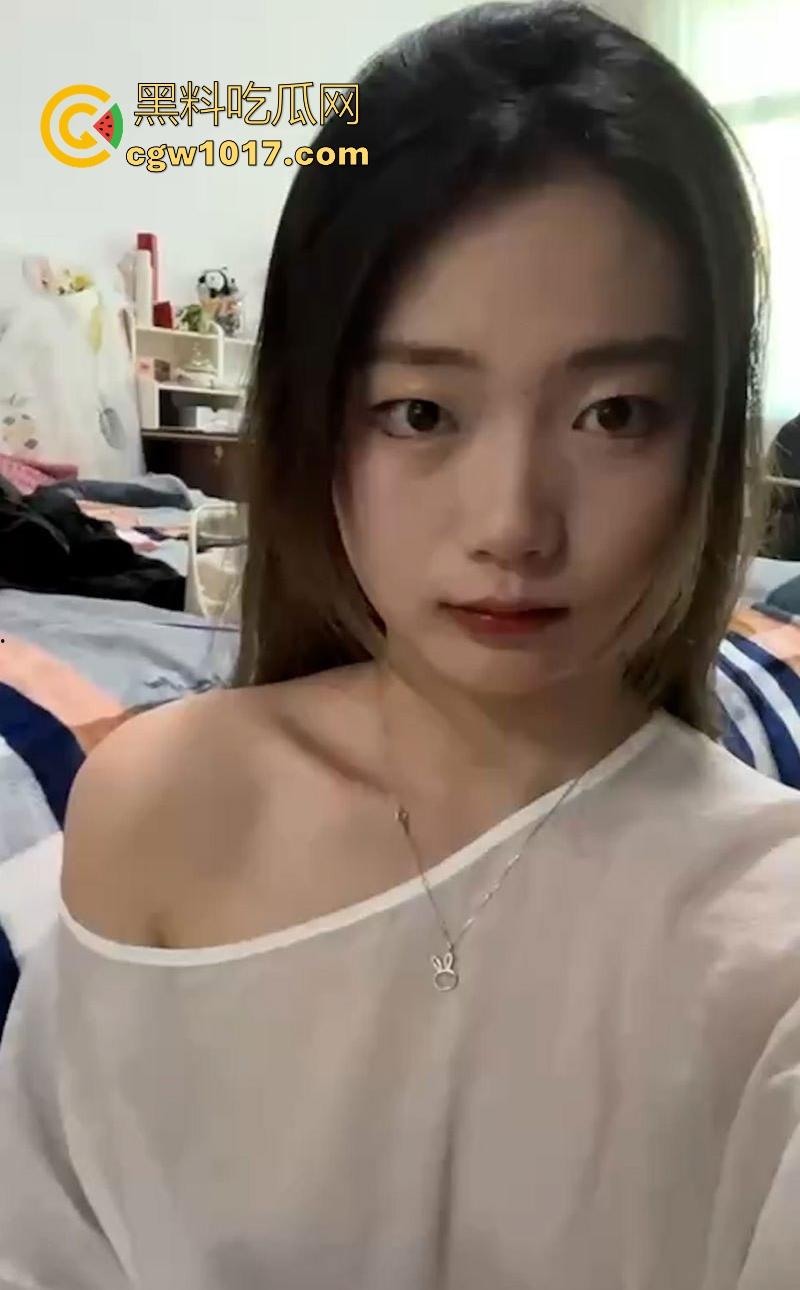 广西大学清纯大一女大【叶雯雯】可爱学妹露脸自慰,私下无比风骚,粉嫩小穴被男友爆操到合不拢!