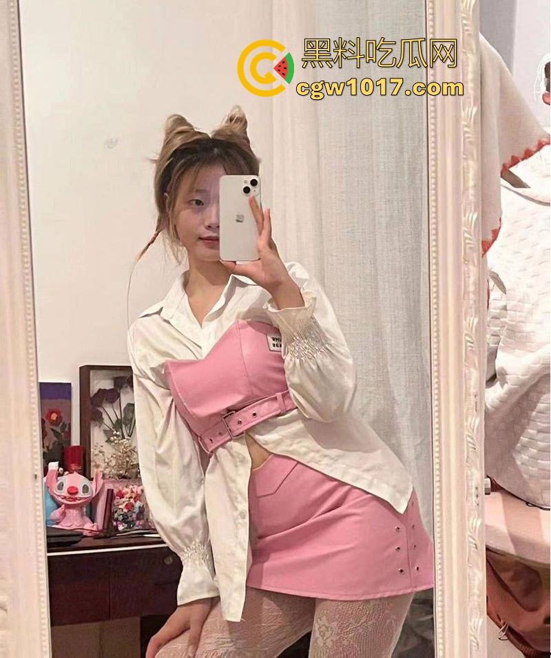 广西大学清纯大一女大【叶雯雯】可爱学妹露脸自慰,私下无比风骚,粉嫩小穴被男友爆操到合不拢!