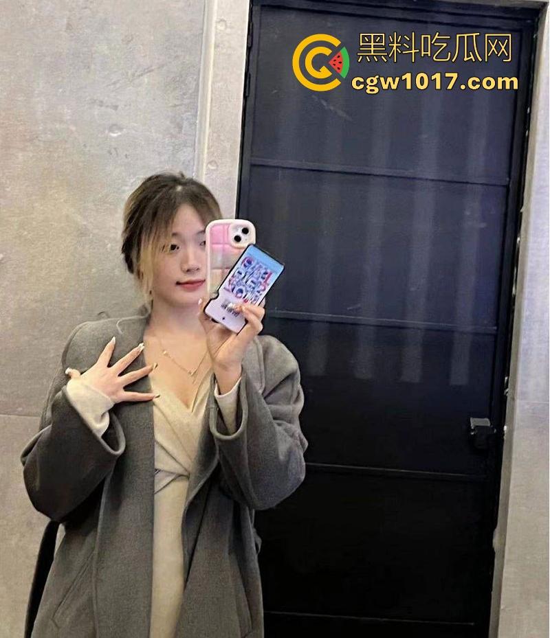 广西大学清纯大一女大【叶雯雯】可爱学妹露脸自慰,私下无比风骚,粉嫩小穴被男友爆操到合不拢!