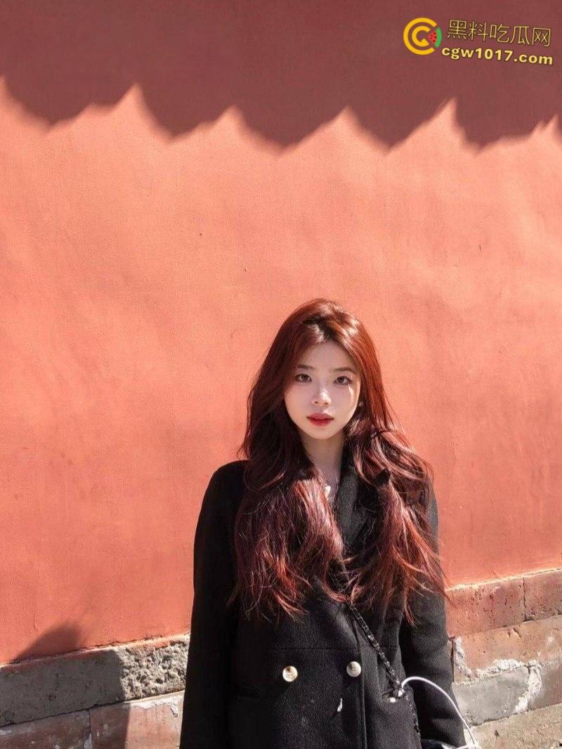 杭州高颜值美女【邓莹莹】,和男友租房日常做爱曝光,口交足交轮番榨精,狗链牵引女上骑乘,后入爆操淫叫连连!