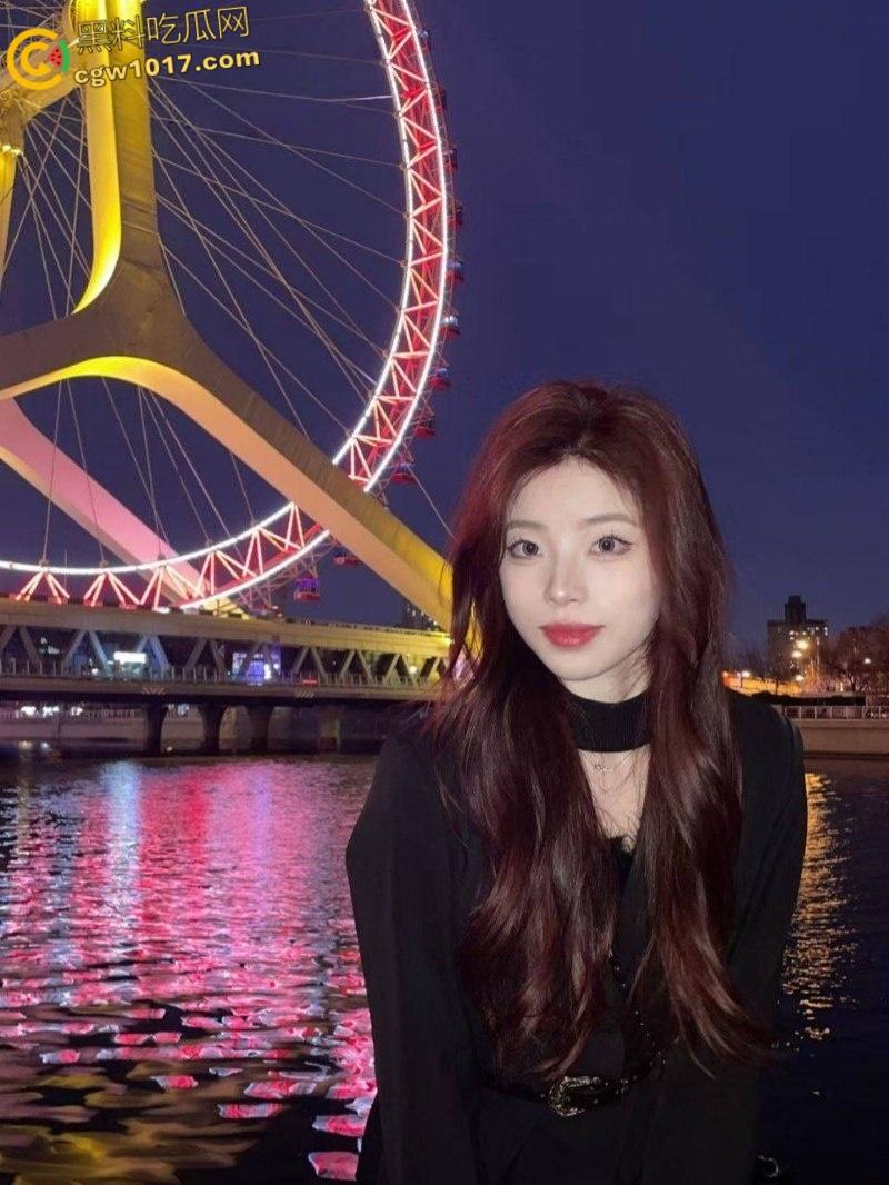 杭州高颜值美女【邓莹莹】,和男友租房日常做爱曝光,口交足交轮番榨精,狗链牵引女上骑乘,后入爆操淫叫连连!