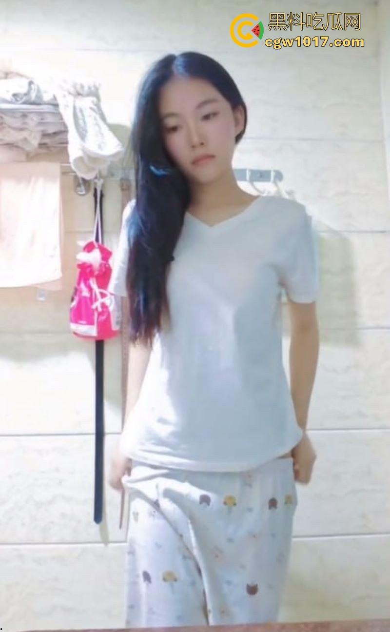 监督清纯女友洗澡!浴室蒸汽弥漫,粉嫩巨乳湿身沐浴,从青涩到大胆面对镜头裸漏,平静的诱惑着撸点爆炸!