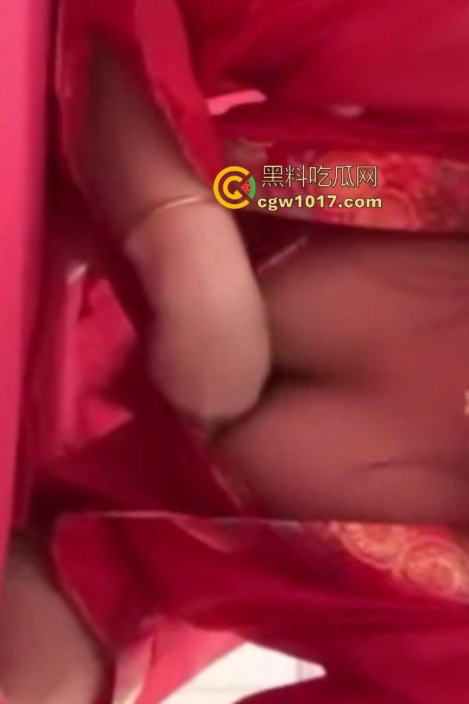抖音四川妹子【香菜圆子】榨精视频!反差人设拉满穿红色新娘衣自摸奶子,不知道金主得射多少次哦!