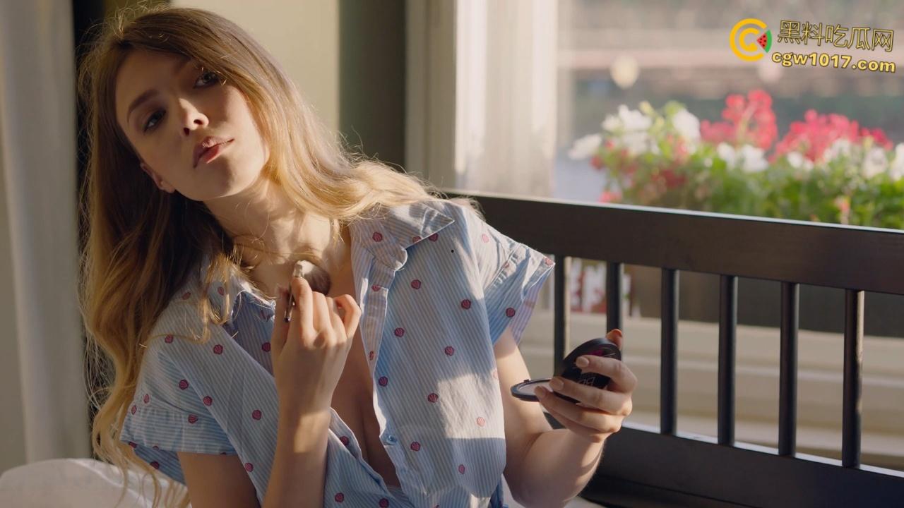 乌克兰女神【Mila Azul】,在柔和的晨光里露胸挑逗,化妆笔自慰唯美十足,优雅与性感的完美结合!