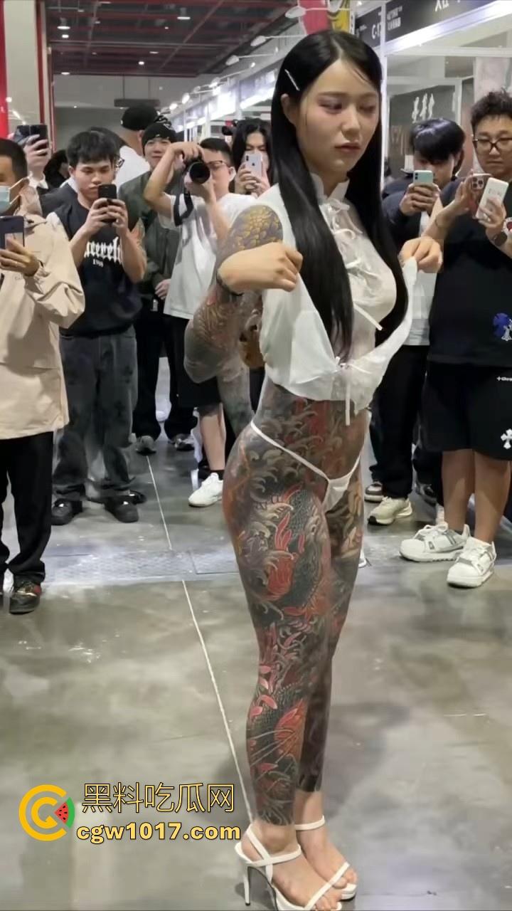 好女孩全覆盖 ?全身纹满阴唇边也是,人体活招牌,看着就有感觉的符文战士,她真的想给我们看全部!