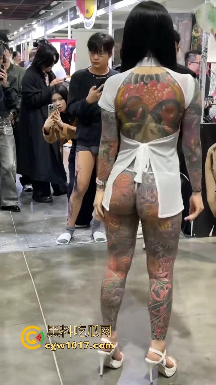 好女孩全覆盖 ?全身纹满阴唇边也是,人体活招牌,看着就有感觉的符文战士,她真的想给我们看全部!