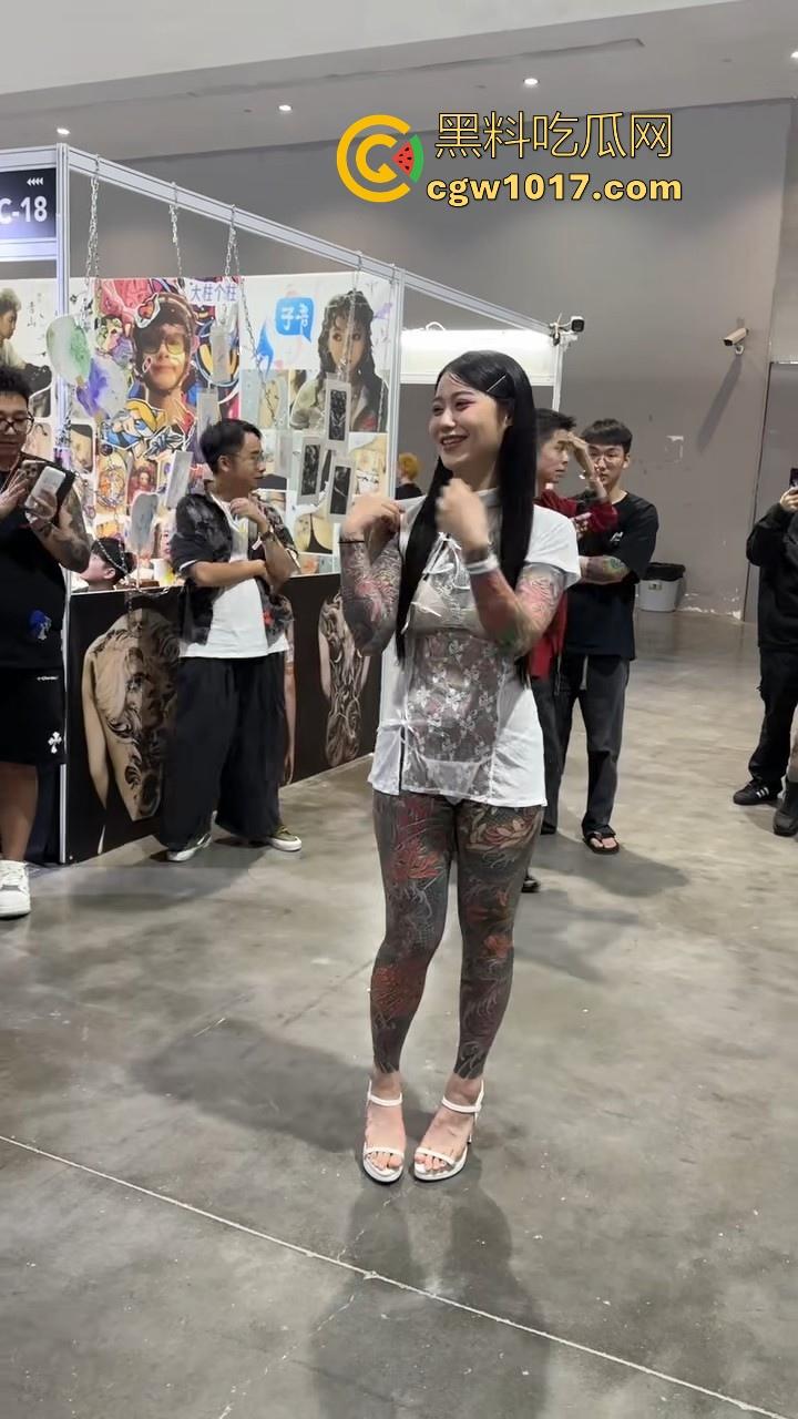 好女孩全覆盖 ?全身纹满阴唇边也是,人体活招牌,看着就有感觉的符文战士,她真的想给我们看全部!